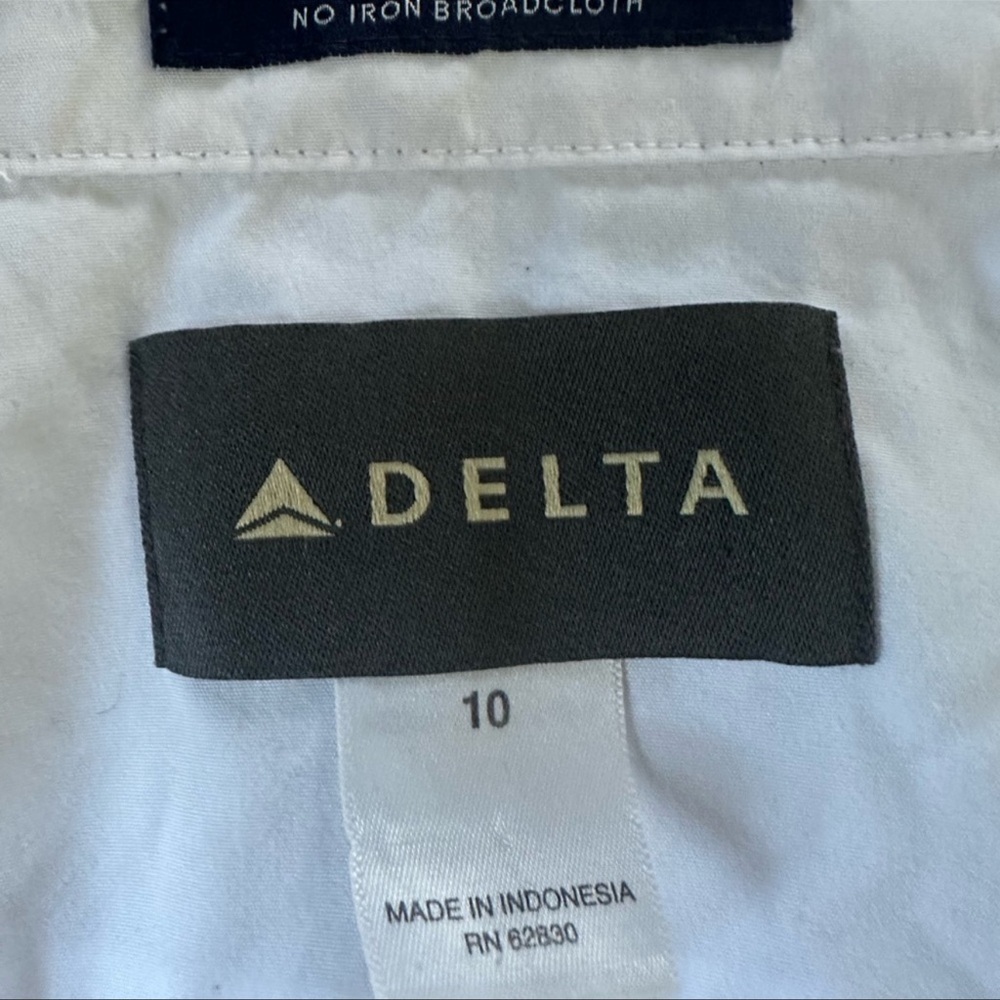 Short sleeve white Delta airlines shirt